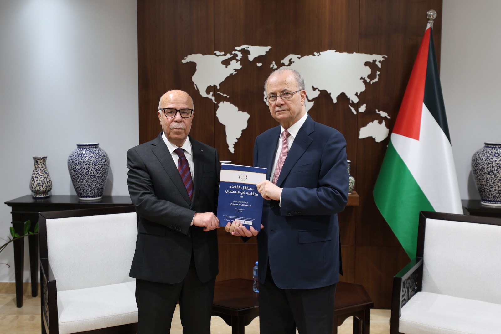 رئيس الوزراء محمد مصطفى، يتسلّم دراسة بعنوان "استقلال القضاء وكفاءته في فلسطين 2026" من رئيس مجلس القضاء الأعلى القاضي محمد عبد الغني العويوي